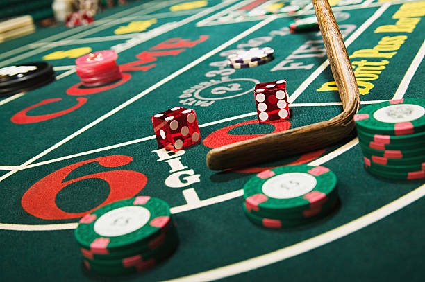 Live blackjack dealer interface on pamtoto mobile showing cards and betting controls
